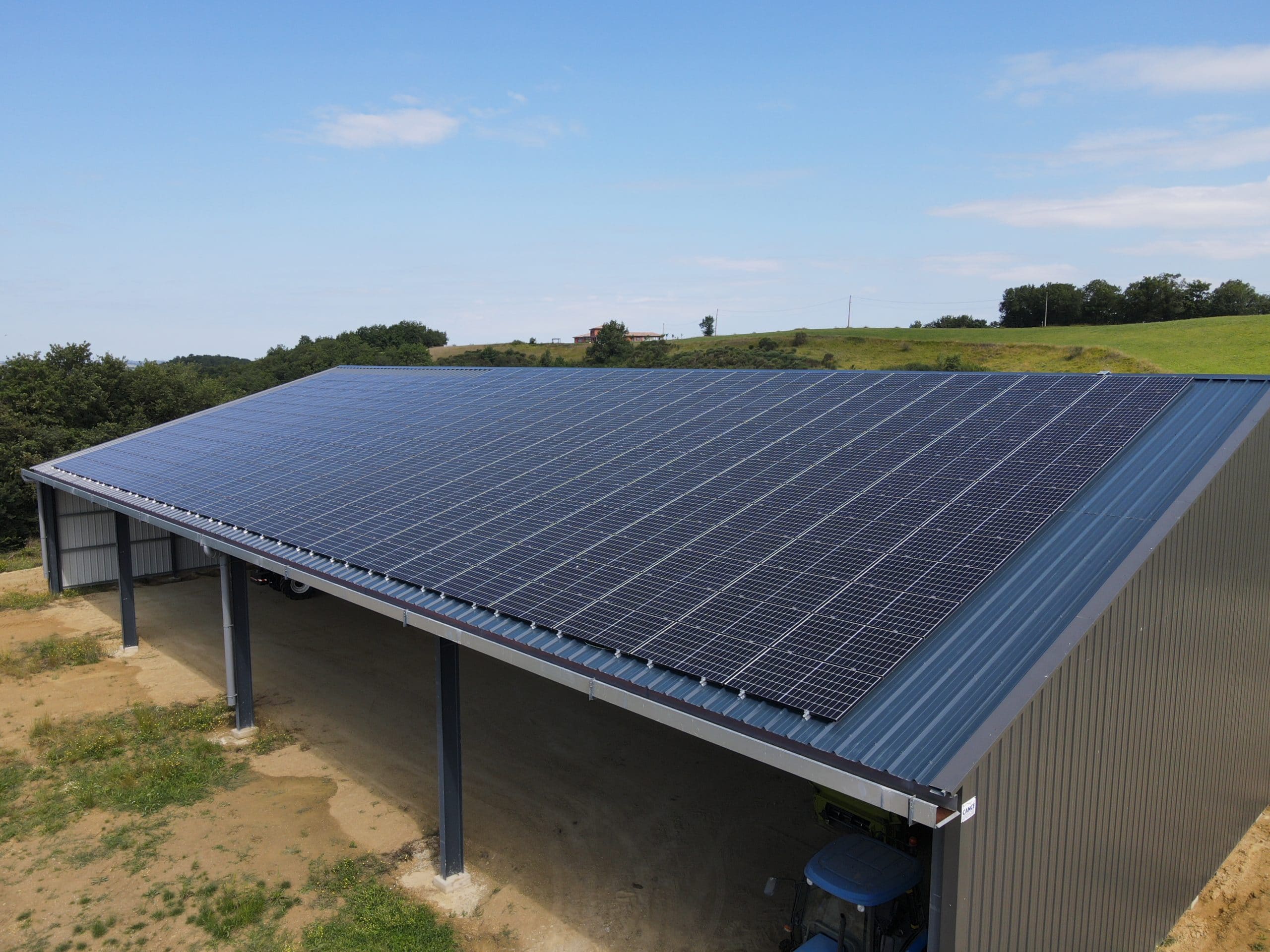 batiment agricole avec panneaux solaires photovoltaïques