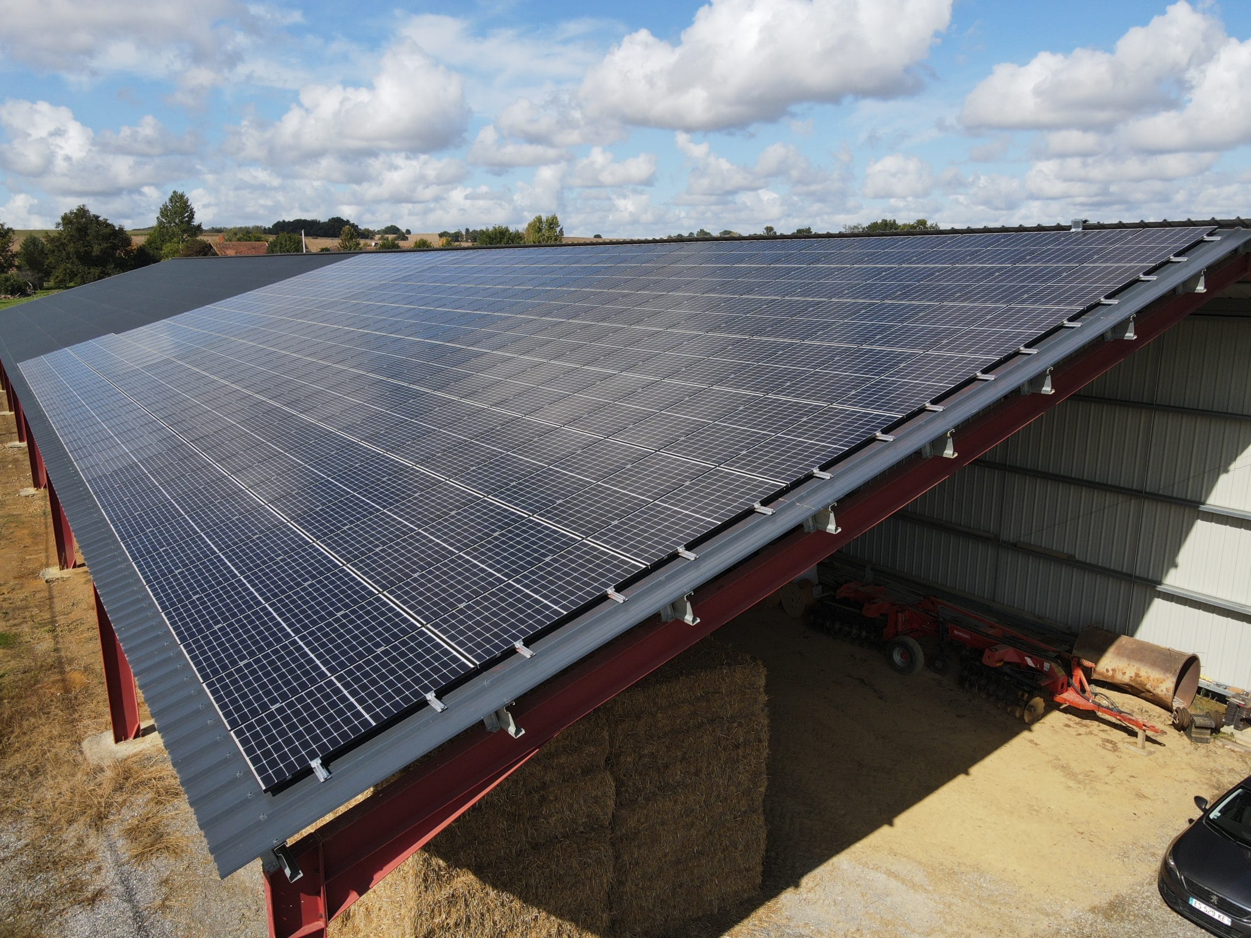 hangar avec panneaux solaires photovoltaïques